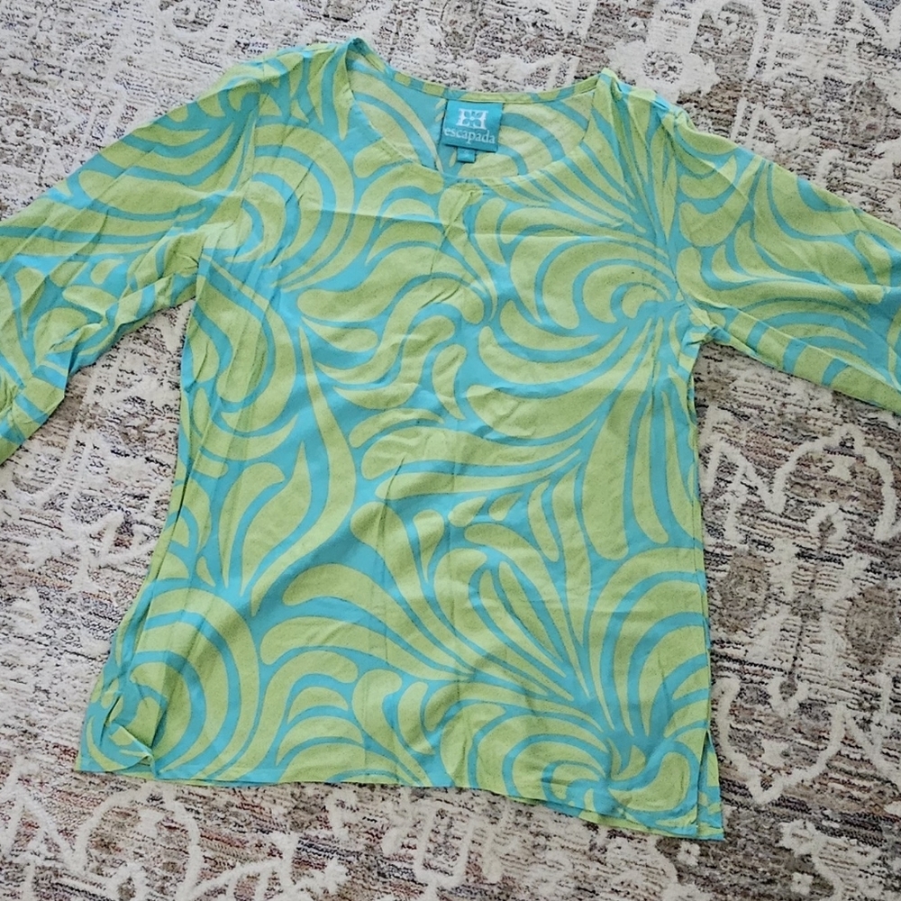Escapada Women's Top with Green and Blue Patterns With Ruffle Sleeves. SMALL